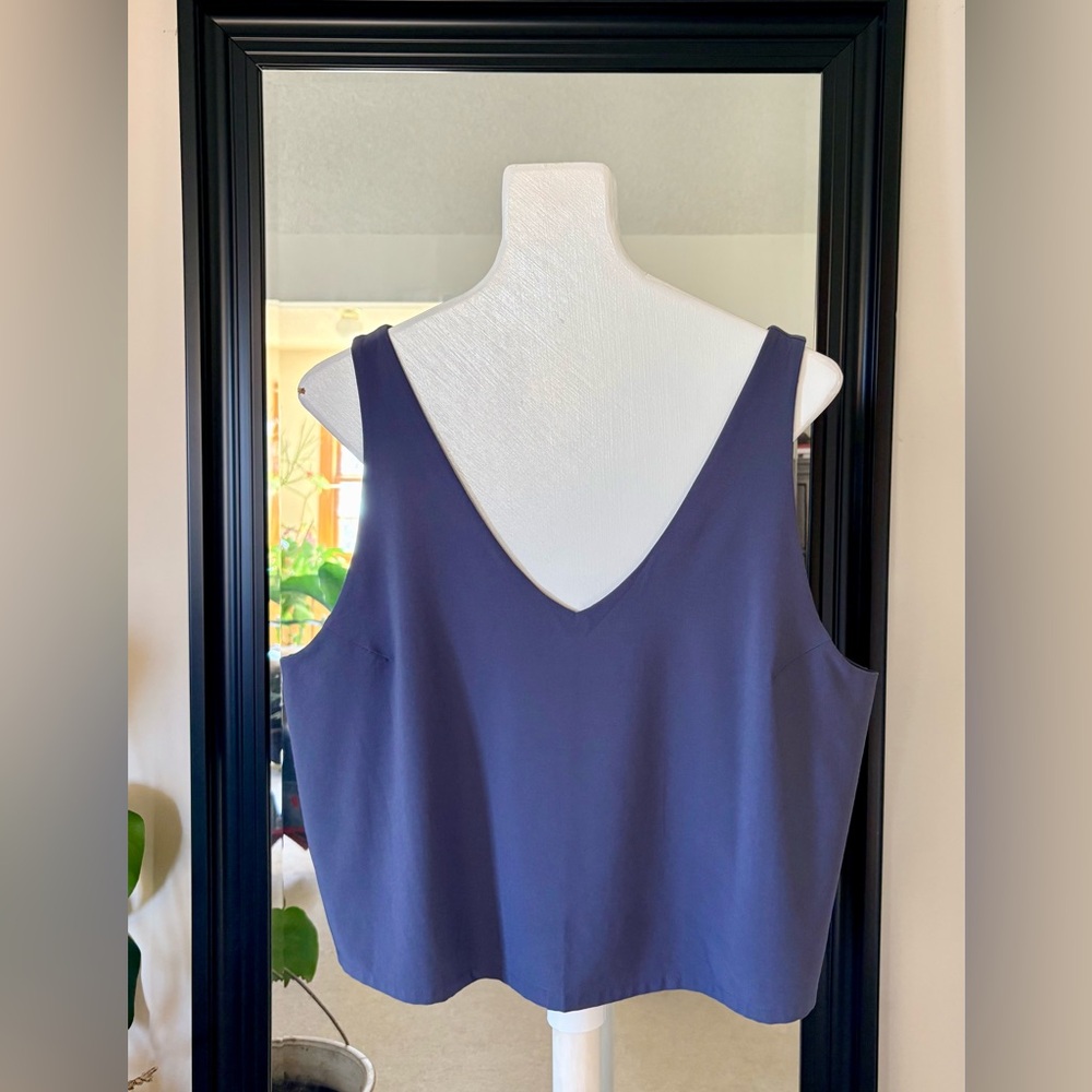VUORI Villa Cropped Blue Tank Top - Picture 5 of 7